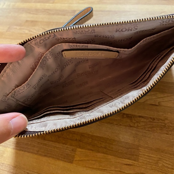 Michael Kors Jet Set Large Zip Clutch - Picture 2 of 4